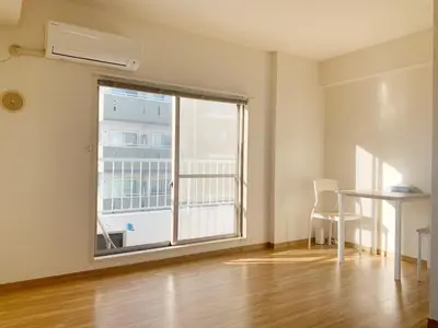 an empty room with a large window and a table at \u7cbe\u54c1\u65b0\u88c5\u4fee60\u5e73\u7c732\u5367\u5ba4\u9633\u5149\u516c\u5bd3#\u5e72\u6e7f\u5206\u79bb#\u9ad8\u901f\u65e0\u9650\u5236\u7f51\u8def#\u4e13\u7528\u7535\u68af\u76f4\u8fbe#3\u7ad9\u76f4\u8fbe\u65b0\u5bbf#\u6700\u59277\u4eba#itk501 in Tokyo