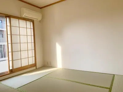 an empty room with a window and a rug at \u7cbe\u54c1\u65b0\u88c5\u4fee60\u5e73\u7c732\u5367\u5ba4\u9633\u5149\u516c\u5bd3#\u5e72\u6e7f\u5206\u79bb#\u9ad8\u901f\u65e0\u9650\u5236\u7f51\u8def#\u4e13\u7528\u7535\u68af\u76f4\u8fbe#3\u7ad9\u76f4\u8fbe\u65b0\u5bbf#\u6700\u59277\u4eba#itk501 in Tokyo