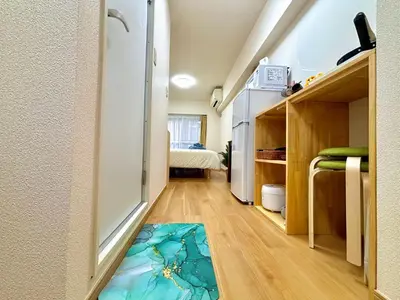 a small room with a rug on the floor at \u65b0\u5bbf\u4e2d\u5fc3 \u5927\u4e45\u4fdd\u99c53\u5206\u949f \u8d85\u7ea7\u5546\u5708\u4ea4\u901a\u67a2\u7ebd \u6b65\u884c\u76f4\u8fbe\u65b0\u5bbf\u6b4c\u821e\u4f0e\u753a \u4e58\u5750\u5c71\u624b\u7dda\u76f4\u8fbe\u4e0a\u91ce\u6e0b\u8c37\u9280\u5ea7\u6d45\u8349 \u6700\u59274\u4eba in Tokyo