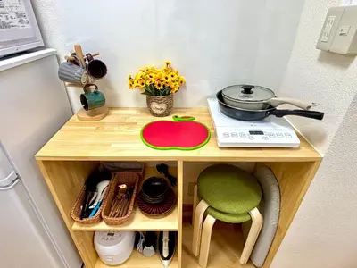 a small table with a pot and a plate on it at \u65b0\u5bbf\u4e2d\u5fc3 \u5927\u4e45\u4fdd\u99c53\u5206\u949f \u8d85\u7ea7\u5546\u5708\u4ea4\u901a\u67a2\u7ebd \u6b65\u884c\u76f4\u8fbe\u65b0\u5bbf\u6b4c\u821e\u4f0e\u753a \u4e58\u5750\u5c71\u624b\u7dda\u76f4\u8fbe\u4e0a\u91ce\u6e0b\u8c37\u9280\u5ea7\u6d45\u8349 \u6700\u59274\u4eba in Tokyo
