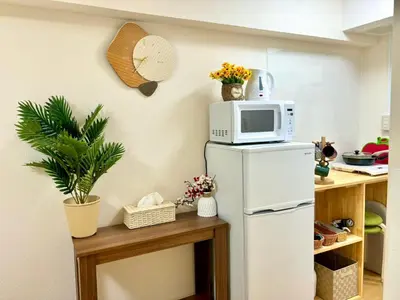 a kitchen with a microwave on top of a refrigerator at \u65b0\u5bbf\u4e2d\u5fc3 \u5927\u4e45\u4fdd\u99c53\u5206\u949f \u8d85\u7ea7\u5546\u5708\u4ea4\u901a\u67a2\u7ebd \u6b65\u884c\u76f4\u8fbe\u65b0\u5bbf\u6b4c\u821e\u4f0e\u753a \u4e58\u5750\u5c71\u624b\u7dda\u76f4\u8fbe\u4e0a\u91ce\u6e0b\u8c37\u9280\u5ea7\u6d45\u8349 \u6700\u59274\u4eba in Tokyo