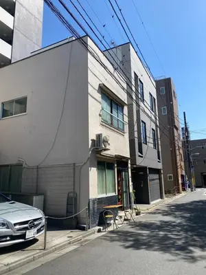 a building with a car parked in front of it at \u8fa3\u6912\u6c11\u5bbf in Tokyo