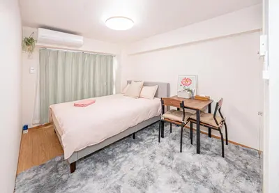 a bedroom with a bed and a table and chairs at \u65b0\u5bbf\u533a\u6b4c\u821e\u4f0e\u753a\u8212\u9002\u623f\u6e90\u514d\u8d39Wi-Fi#03 in Tokyo