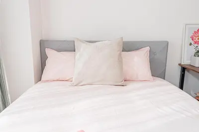 a bed with white sheets and pink pillows at \u65b0\u5bbf\u533a\u6b4c\u821e\u4f0e\u753a\u8212\u9002\u623f\u6e90\u514d\u8d39Wi-Fi#03 in Tokyo