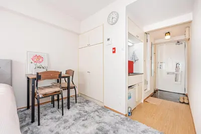 a bedroom with a desk and a table with a chair at \u65b0\u5bbf\u533a\u6b4c\u821e\u4f0e\u753a\u8212\u9002\u623f\u6e90\u514d\u8d39Wi-Fi#03 in Tokyo