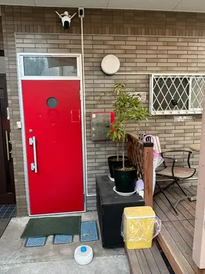a red door on a patio with a plant at \u6d45\u8349\u685c\u6a4b\u30cf\u30a6\u30b9-Asakusa Sakurabashi House- in Tokyo