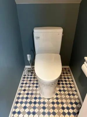 a bathroom with a white toilet in a blue wall at Cozy inn Oyama 101 in Tokyo