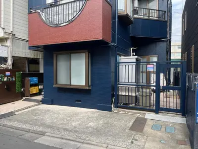 a blue and red building with a balcony at Cozy inn Oyama 101 in Tokyo