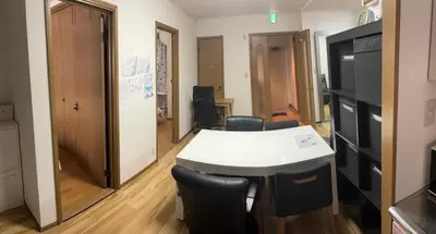 a room with a table and chairs in a room at \u6d45\u8349\u685c\u6a4b\u30cf\u30a4\u30c4 Asakusa Sakurabashi\u3000 2F in Tokyo