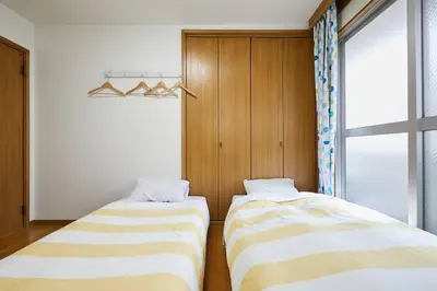 two beds sitting next to each other in a room at \u6d45\u8349\u685c\u6a4b\u30cf\u30a4\u30c4 Asakusa Sakurabashi\u3000 2F in Tokyo