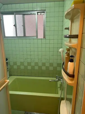 a bathroom with a green bath tub and a window at \u6d45\u8349\u685c\u6a4b\u30cf\u30a4\u30c4 Asakusa Sakurabashi\u3000 2F in Tokyo