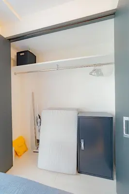a room with a bed and a tv on a wall at unito residence OTSUKA in Tokyo