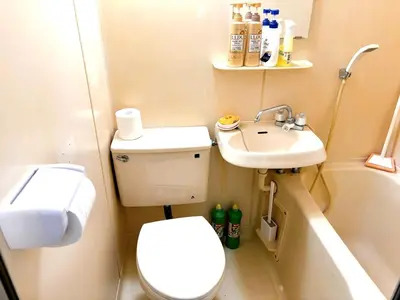 a small bathroom with a toilet and a sink at \u30af\u30aa\u30ea\u30c6\u30a3\u30cf\u30a4\u30c4 in Tokyo