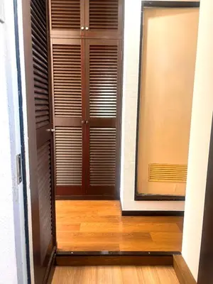 a closet with wooden doors and a wooden floor at \u30af\u30aa\u30ea\u30c6\u30a3\u30cf\u30a4\u30c4 in Tokyo