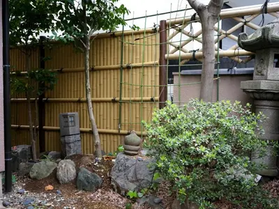 a garden with rocks and a bamboo fence at 7\u6642IN19\u6642OUT # \u6c60\u888b\u738b\u5b50\u8d64\u7fbd\u99c5\u7121\u6599\u9001\u8fce # \u4e0a\u91ce\u99c514\u5206 # \u4e00\u68df\u8cb8\u3057 # 2LDK2LDK # \u6700\u592724\u4eba # 7 00 IN19 00 OUT # Free pick-up at Ikebukuro, Oji, and Akabane Stations # 14 min to Ueno # Whole house rental # 2LDK2LDK # Max 24 in Tokyo