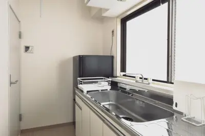 a kitchen with a sink and a window at \u30d7\u30ea\u30cd\u30c3\u30c4\u65b0\u5bbf\u30d3\u30eb3\u968e in Tokyo