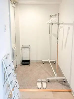 a room with a treadmill and two pairs of shoes at \u30b2\u30b9\u30c8\u30eb\u30fc\u30e0\u4e0a\u91ce\u685c\u6728(\u4e0a\u91ce\u99c5and\u65e5\u66ae\u91cc\u99c5) in Tokyo
