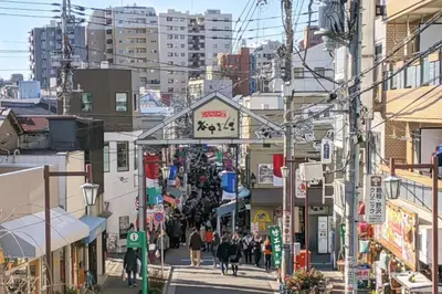 a city street with people walking down the street at \u30b2\u30b9\u30c8\u30eb\u30fc\u30e0\u4e0a\u91ce\u685c\u6728(\u4e0a\u91ce\u99c5and\u65e5\u66ae\u91cc\u99c5) in Tokyo
