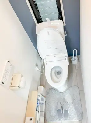 a small bathroom with a toilet in a room at \u30b2\u30b9\u30c8\u30eb\u30fc\u30e0\u4e0a\u91ce\u685c\u6728(\u4e0a\u91ce\u99c5and\u65e5\u66ae\u91cc\u99c5) in Tokyo