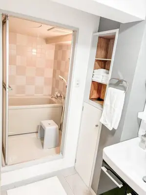 a bathroom with a shower and a toilet and a sink at \u30b2\u30b9\u30c8\u30eb\u30fc\u30e0\u4e0a\u91ce\u685c\u6728(\u4e0a\u91ce\u99c5and\u65e5\u66ae\u91cc\u99c5) in Tokyo