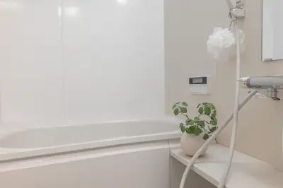 a bathroom with a tub and a plant on a shelf at \u685c\u306e\u5ddd16 \u6c60\u888b\u4e00\u6238\u5efa \u6c60\u888b\u99c5 5\u5206 2-11\u4eba\u4e28Ikebukuro Villa Ikebukuro 5 minutes 2-11 people in Tokyo