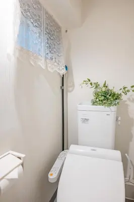 a white toilet with a plant on top of it at \u685c\u306e\u5ddd16 \u6c60\u888b\u4e00\u6238\u5efa \u6c60\u888b\u99c5 5\u5206 2-11\u4eba\u4e28Ikebukuro Villa Ikebukuro 5 minutes 2-11 people in Tokyo