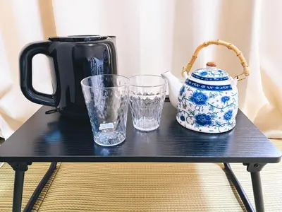 a black table with two glasses and a kettle and a tea pot at \u6c60\u888b\u99c5\u81f3\u8fd1\uff01\u9759\u304b\u3067\u72ec\u7acb\u3057\u305f\u751f\u6d3b\u7a7a\u9593\uff08\u30af\u30aa\u30ea\u30c6\u30a3\u30cf\u30a4\u30c4\uff09 in Tokyo