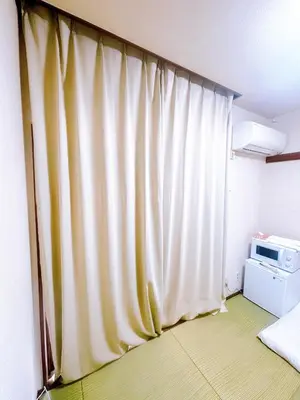 a curtain in a room with a microwave at \u6c60\u888b\u99c5\u81f3\u8fd1\uff01\u9759\u304b\u3067\u72ec\u7acb\u3057\u305f\u751f\u6d3b\u7a7a\u9593\uff08\u30af\u30aa\u30ea\u30c6\u30a3\u30cf\u30a4\u30c4\uff09 in Tokyo