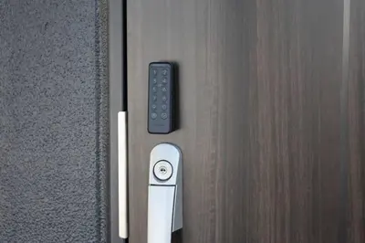 a remote control sticking out of a door at Casa401 \u6700\u5bc4\u99c5\u5f92\u6b691\u5206 \u6d45\u8349 \u79cb\u8449\u539f\u8fd1\u304f \u6771\u4eac\u89b3\u5149\u306b\u6700\u9069 \u7a7a\u6e2f\u30a2\u30af\u30bb\u30b9\u826f\u597d \u7121\u6599WIFI in Tokyo