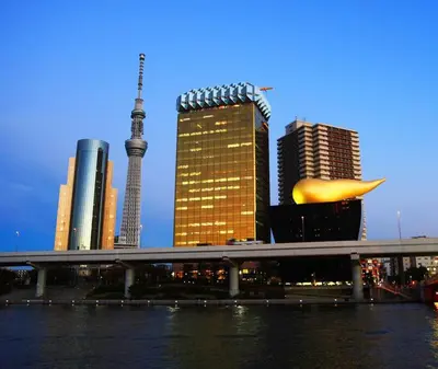 a view of a city with tall buildings and a river at Casa401 \u6700\u5bc4\u99c5\u5f92\u6b691\u5206 \u6d45\u8349 \u79cb\u8449\u539f\u8fd1\u304f \u6771\u4eac\u89b3\u5149\u306b\u6700\u9069 \u7a7a\u6e2f\u30a2\u30af\u30bb\u30b9\u826f\u597d \u7121\u6599WIFI in Tokyo