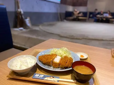 a table with a plate of food and bowls of rice at Casa401 \u6700\u5bc4\u99c5\u5f92\u6b691\u5206 \u6d45\u8349 \u79cb\u8449\u539f\u8fd1\u304f \u6771\u4eac\u89b3\u5149\u306b\u6700\u9069 \u7a7a\u6e2f\u30a2\u30af\u30bb\u30b9\u826f\u597d \u7121\u6599WIFI in Tokyo