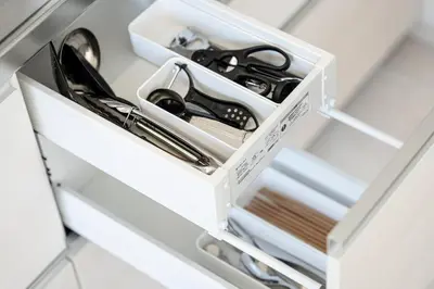 a white drawer with scissors and other kitchen utensils at Casa401 \u6700\u5bc4\u99c5\u5f92\u6b691\u5206 \u6d45\u8349 \u79cb\u8449\u539f\u8fd1\u304f \u6771\u4eac\u89b3\u5149\u306b\u6700\u9069 \u7a7a\u6e2f\u30a2\u30af\u30bb\u30b9\u826f\u597d \u7121\u6599WIFI in Tokyo