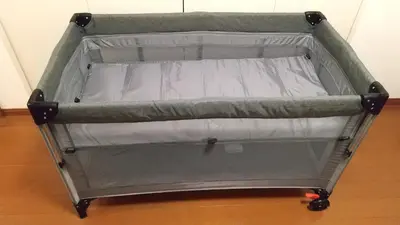a small metal container with a bed in a room at Casa401 \u6700\u5bc4\u99c5\u5f92\u6b691\u5206 \u6d45\u8349 \u79cb\u8449\u539f\u8fd1\u304f \u6771\u4eac\u89b3\u5149\u306b\u6700\u9069 \u7a7a\u6e2f\u30a2\u30af\u30bb\u30b9\u826f\u597d \u7121\u6599WIFI in Tokyo