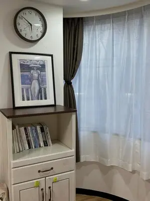 a clock on a wall above a dresser with a window at Kyo Sai \u6d45\u83492F\u6d45\u8349\u5bfa\u307e\u3067\u5f92\u6b65\u7d0410\u5206 in Tokyo