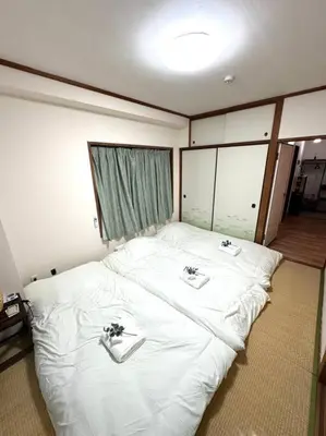a large white bed in a room with a window at Kyo Sai \u6d45\u83492F\u6d45\u8349\u5bfa\u307e\u3067\u5f92\u6b65\u7d0410\u5206 in Tokyo
