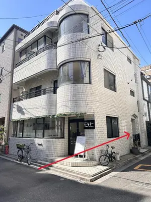 two bikes are parked in front of a building at Kyo Sai \u6d45\u83492F\u6d45\u8349\u5bfa\u307e\u3067\u5f92\u6b65\u7d0410\u5206 in Tokyo