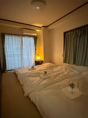 a large white bed in a bedroom with a window at Kyo Sai \u6d45\u83492F\u6d45\u8349\u5bfa\u307e\u3067\u5f92\u6b65\u7d0410\u5206 in Tokyo