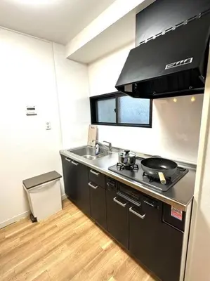 a kitchen with a sink and a stove top oven at Kyo Sai \u6d45\u83492F\u6d45\u8349\u5bfa\u307e\u3067\u5f92\u6b65\u7d0410\u5206 in Tokyo