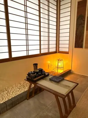 a room with a table in front of some windows at Kyo Sai \u6d45\u83493F\u3000120\u33a1\u8d85\u3048\u6d45\u8349\u5bfa\u307e\u3067\u5f92\u6b65\u7d0410\u5206 in Tokyo