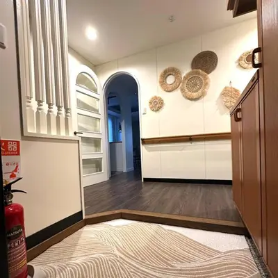 a kitchen with white cabinets and a red fire hydrant at Kyo Sai \u6d45\u83493F\u3000120\u33a1\u8d85\u3048\u6d45\u8349\u5bfa\u307e\u3067\u5f92\u6b65\u7d0410\u5206 in Tokyo