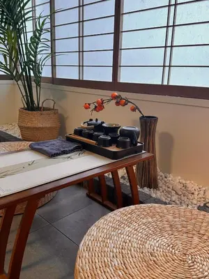 a room with a table with a plant on it at Kyo Sai \u6d45\u83493F\u3000120\u33a1\u8d85\u3048\u6d45\u8349\u5bfa\u307e\u3067\u5f92\u6b65\u7d0410\u5206 in Tokyo