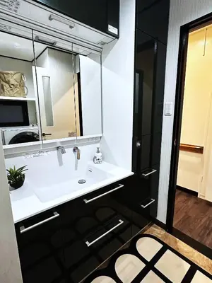 a bathroom with a sink and a mirror at Kyo Sai \u6d45\u83493F\u3000120\u33a1\u8d85\u3048\u6d45\u8349\u5bfa\u307e\u3067\u5f92\u6b65\u7d0410\u5206 in Tokyo