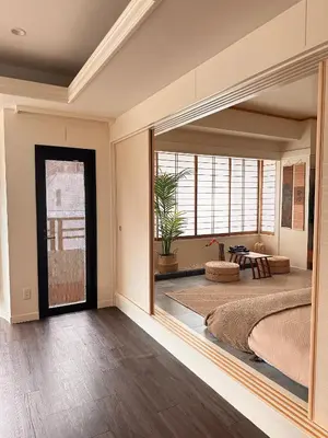 a bedroom with a bed and a large mirror at Kyo Sai \u6d45\u83493F\u3000120\u33a1\u8d85\u3048\u6d45\u8349\u5bfa\u307e\u3067\u5f92\u6b65\u7d0410\u5206 in Tokyo