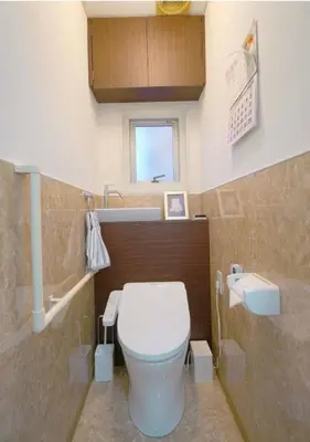 a small bathroom with a toilet and a sink at \u677f\u6771\u30d3\u30eb in Tokyo