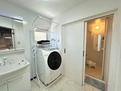 a bathroom with a washing machine and a sink at \u677f\u6771\u30d3\u30eb in Tokyo