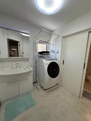 a kitchen with a washing machine and a sink at \u677f\u6771\u30d3\u30eb in Tokyo