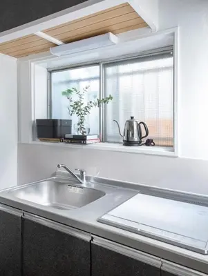 a kitchen with a sink and a window at \u3077\u3075\u304b\u6771\u99d2\u5f62 in Tokyo