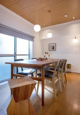 a dining room with a wooden table and chairs at \u3077\u3075\u304b\u6771\u99d2\u5f62 in Tokyo