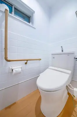 a bathroom with a white toilet and a window at \u3077\u3075\u304b\u6771\u99d2\u5f62 in Tokyo