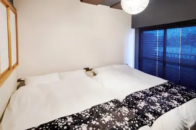 a bedroom with two white beds and a window at \u7d44\u7d10\u306e\u9593 in Tokyo